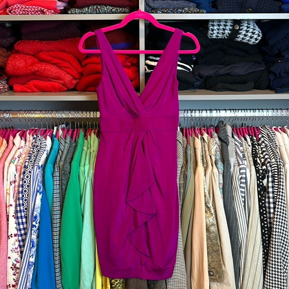 Diane Von Furstenberg 94% silk magenta sleeveless v neck dress size 2